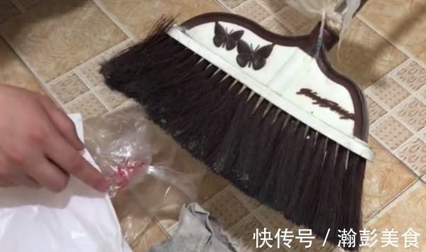 堵塞|马桶堵塞压根不用花钱通！自己用扫把就能疏通开，后悔现在才知道