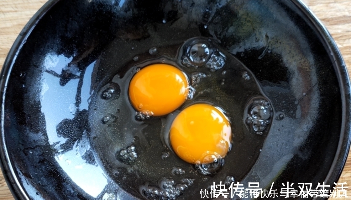 小鱼|油炸小鱼时，用面粉还是用淀粉？教你正确做法，酥脆好吃不回软