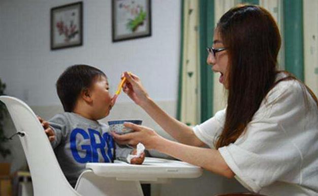 全职|喂完孩子盘子空了,90后宝妈怒翻餐桌,丈夫反手给她一巴掌