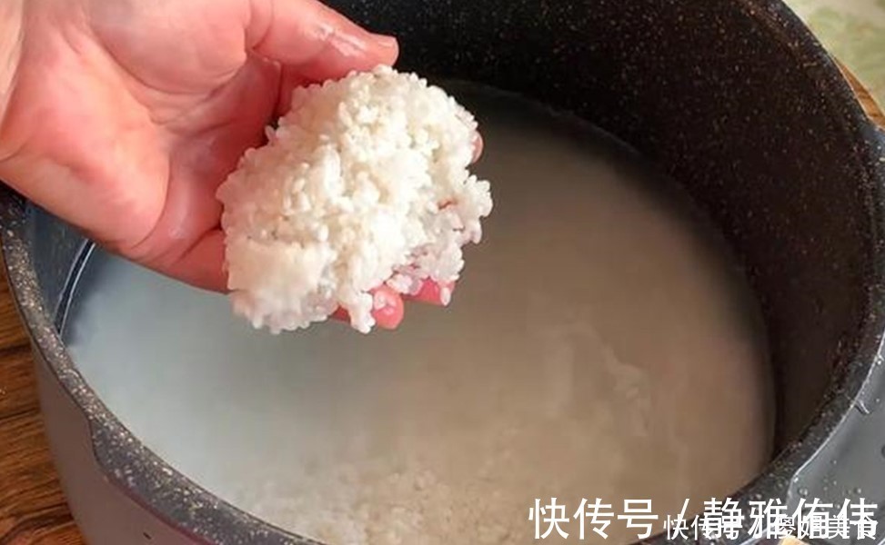 蒸米饭如何颗粒分明味道香？原来淘米一直弄错，难怪米饭不香不软