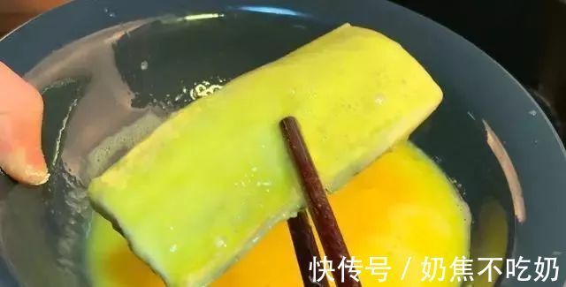 面粉|炸鱼时,有人裹淀粉,有人裹面粉?大厨:都不对!教你正确做法