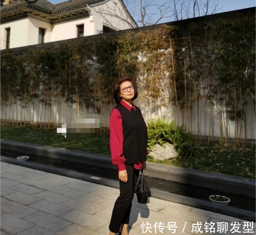 紧身裤|女人过了60岁更要注重气质，学习这位阿姨的穿搭，高雅大气显年轻