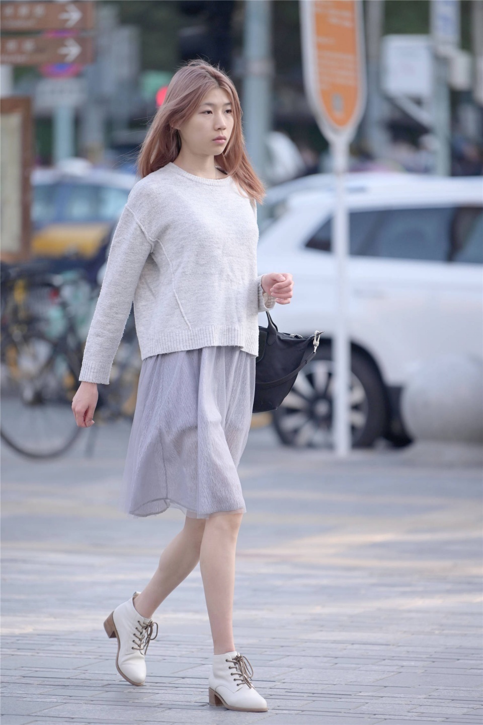 位美女选择|街拍:不怕冷的穿搭,都是年轻的姑娘么?看看今年她们都穿着什么服装