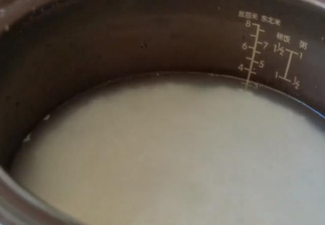 糯米别包粽子了,加2块钱饺子皮,比粽子还好吃,上桌家人抢着吃