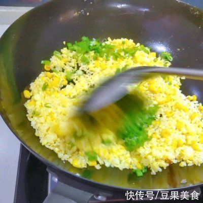 芝士黄金炒饭这样做实在太美味，碗盘都要舔干净
