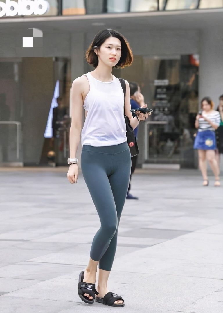 美女|街拍：成熟丰满的紧身打底裤美女，展现出优美身姿的线条
