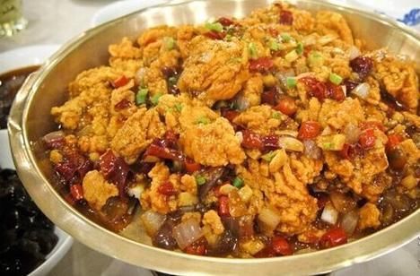  岳阳旅游，这11道本土特色美食不容错过，让你品味湖南风味