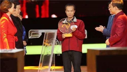 当年击败北大硕士,拿下诗词大会冠军的37岁外卖小哥,如今变化让人认不出