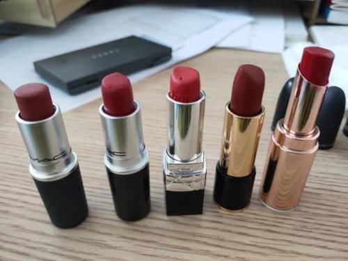 斜角 男生永远都不知道,女生的口红能用成什么“形状”?网友:确定不是牙咬的