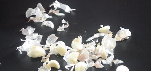 蒜皮|剥大蒜别再用刀拍了,只需借助它,快速又不伤手,方法太棒了