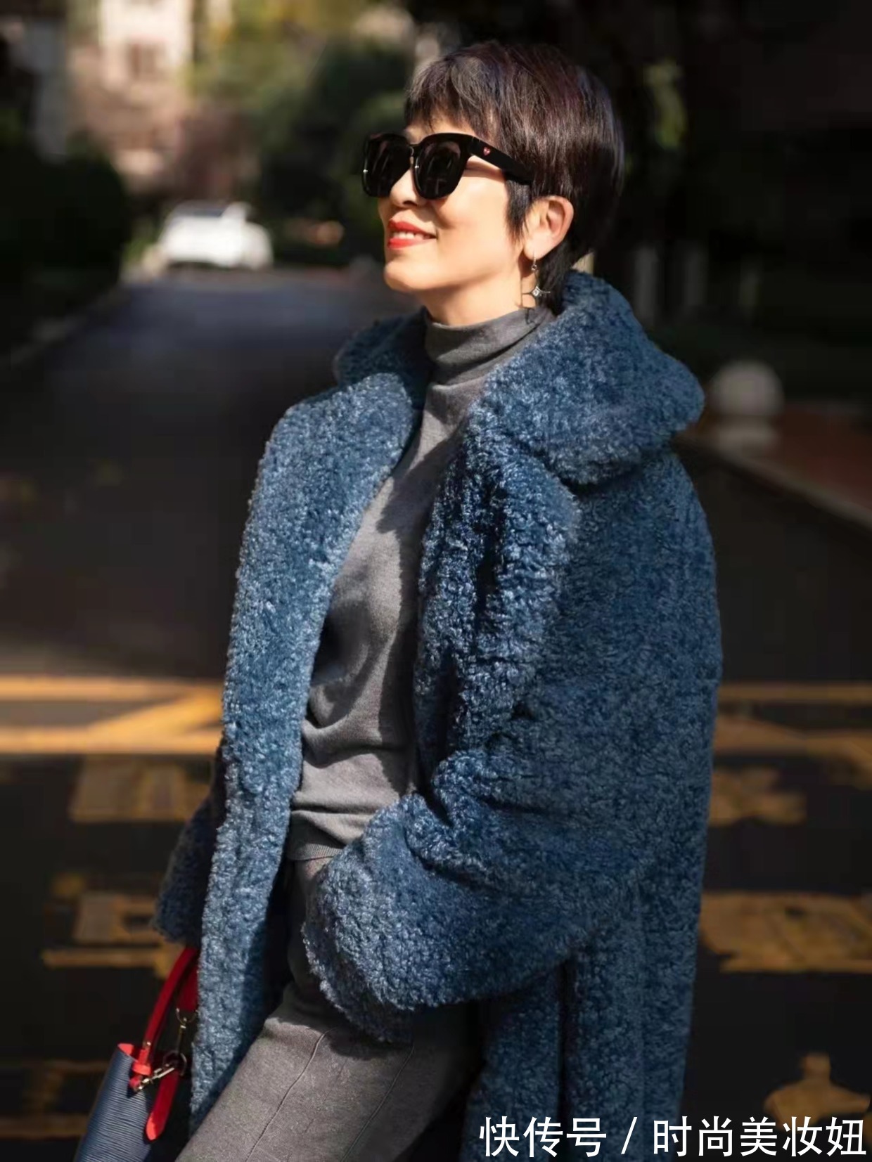 穿搭|被这位60岁奶奶惊艳了,穿羊羔绒外套洋气减龄,年轻10岁不止