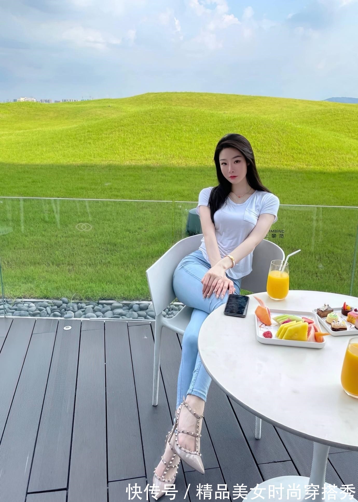 干净利落 水洗白的牛仔裤干净利落,修身的款式更加的显身材,尽显优雅气质