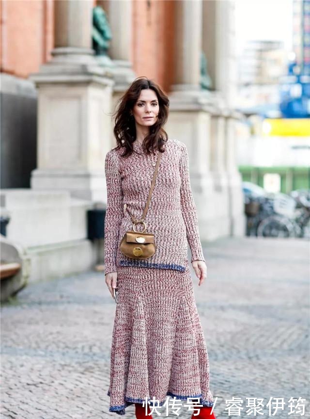 同色系|入冬别再用毛衣配大衣了,今年流行3条裙子,时髦又洋气