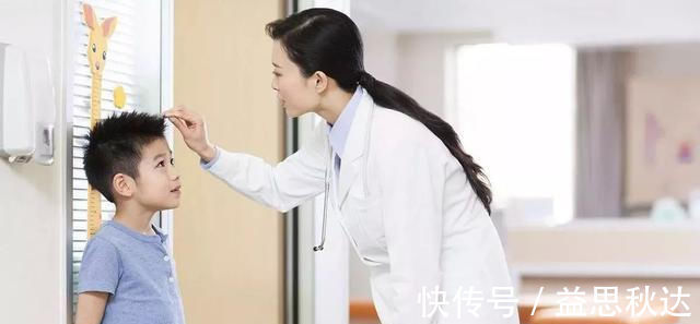 文文|双胞胎一个跟爸妈住一个跟奶奶,两年后身高差异明显,原因简单