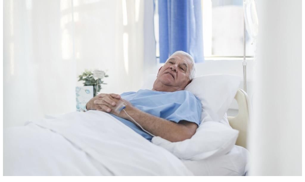 腰酸背痛|60岁男子,确诊骨疏松后瘫痪,骨科医生:1物吃多,骨头一碰就碎