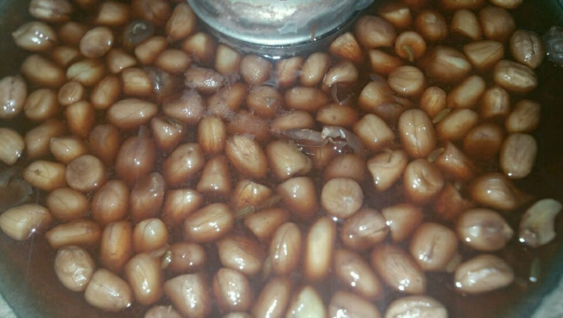 煮花生米别再傻傻加水，只需加一瓶“饮料”，花生入味还贼香！