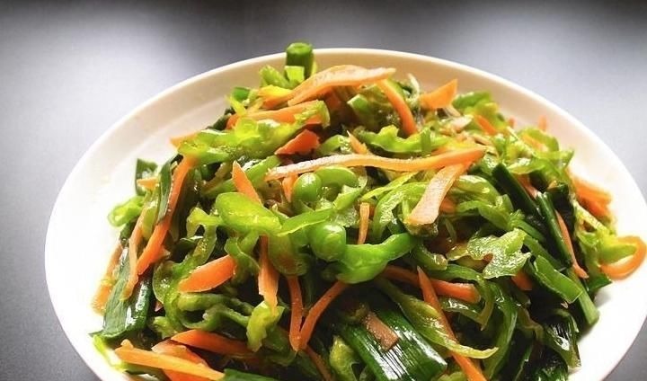 一家三口的简单晚餐,有荤有素,五道菜三人吃得干干净净,真舒坦