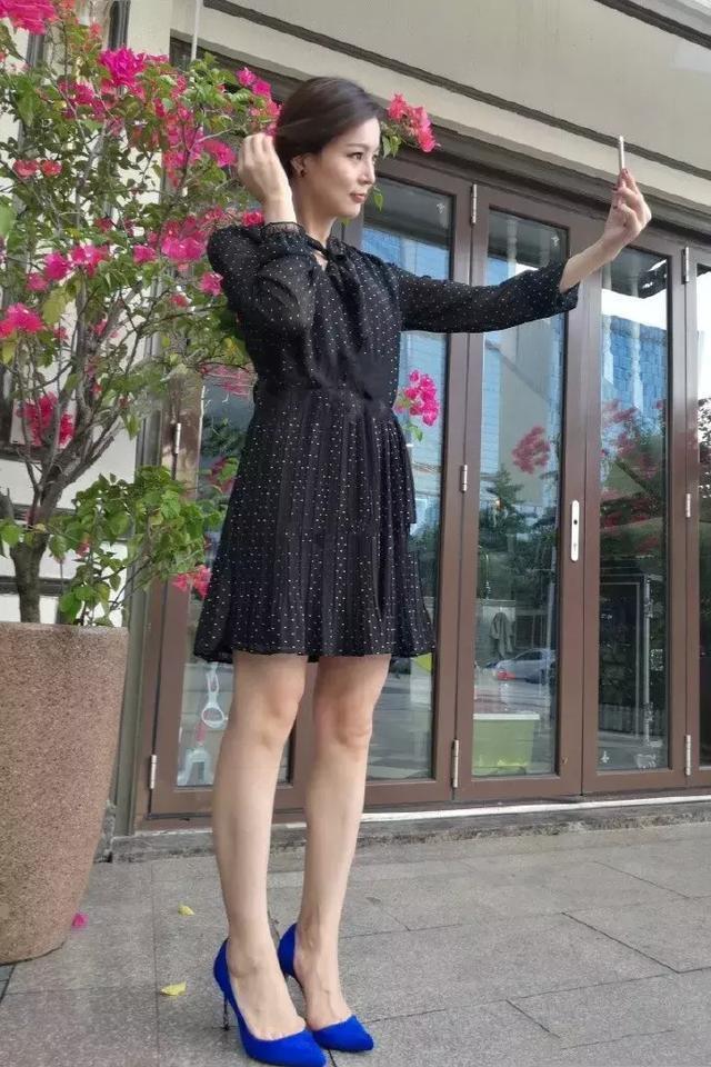 腰肢 波点的短款连衣裙,凸显出纤细的腰肢,演绎时尚的甜美范儿