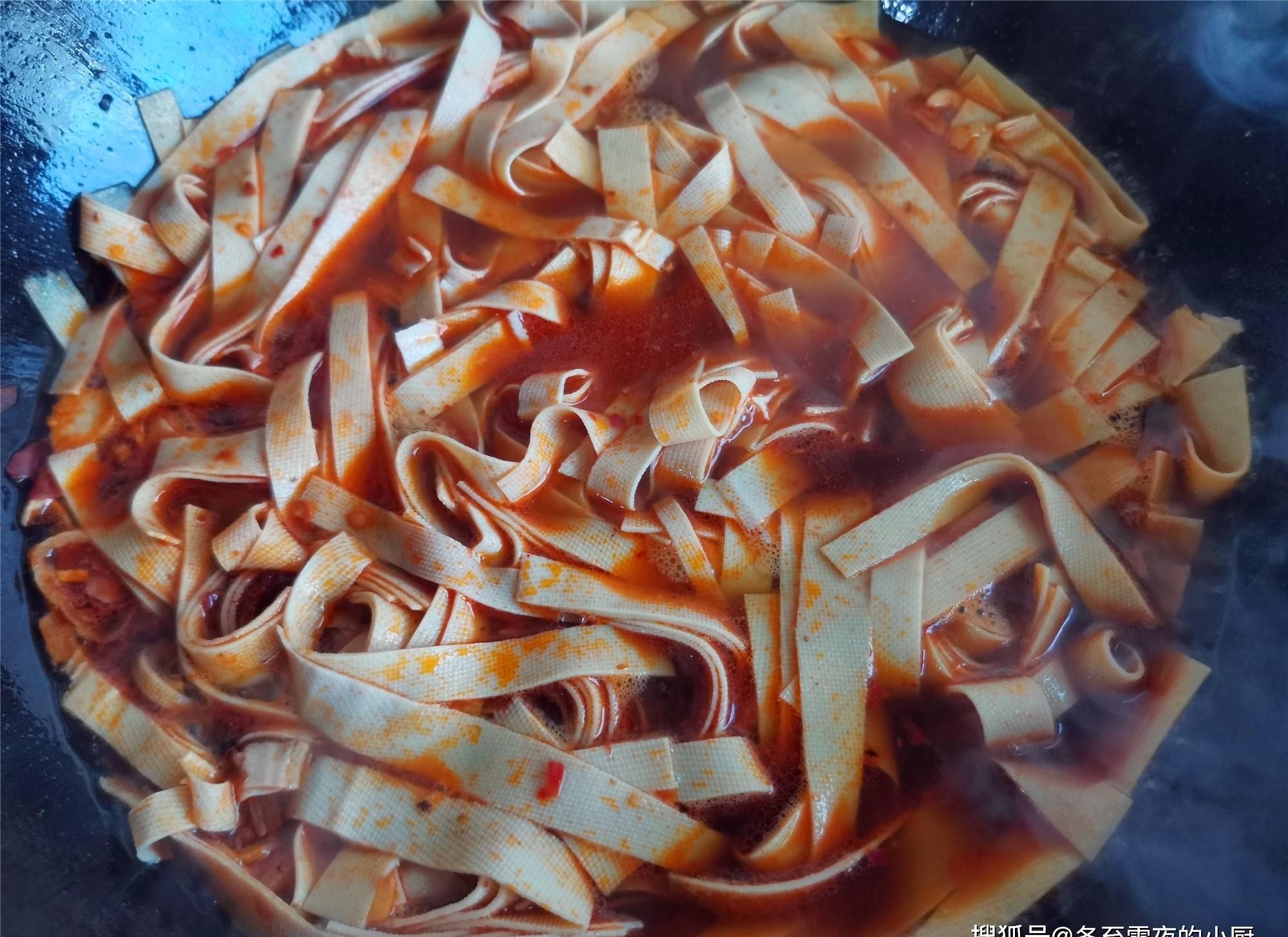 水煮干豆腐家常做法,包菜脆嫩,干豆腐劲道爽滑,不放肉也好吃