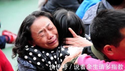 妈妈故意弄丢6岁兔唇女儿,20年后在人海中相遇,如今悔不当初
