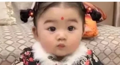 奶奶|奶奶将孙女打扮成年画里的娃娃一样,网友表示:真会打扮,太好看