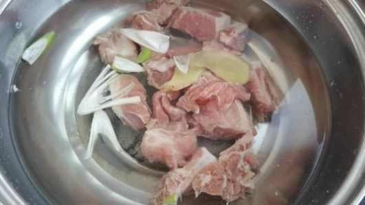 焯水|炖排骨时第一步不能错大厨传授正确方法,排骨鲜嫩多汁无腥味