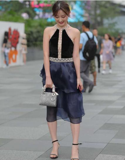 连衣裙 拼接连衣裙搭配黑色高跟鞋,高贵优雅,仙气十足