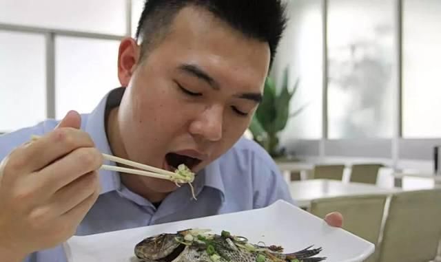 白糖|鱼刺卡喉咙里别再喝白醋了,教你一个小妙招,鱼刺自动消失不见