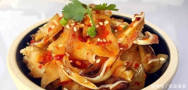  继猪蹄后，又一中国下酒菜在国外火了，老外：看着很脏，吃着贼香