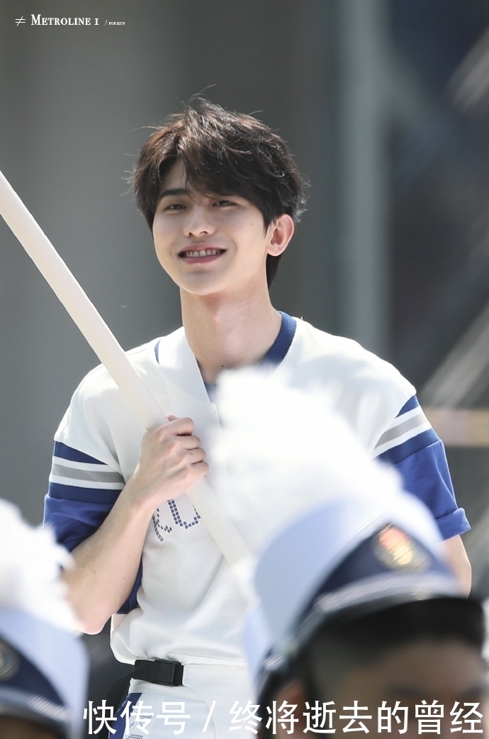 蔡徐坤今日《奔跑吧》路透来袭 运动会上的小小扛旗手甜度爆表可爱炸裂!