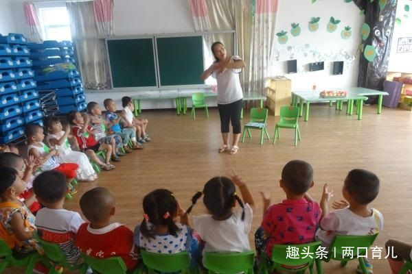 孩子们|幼儿园开着空调孩子还起了痱子看完监控后,家长们都怒了
