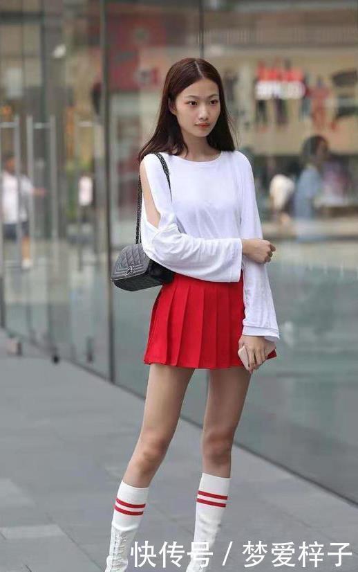 凸显青春气息的红色百褶裙,搭配白色T恤,清纯甜美、超有元气