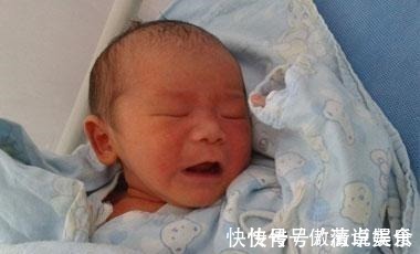 闺女|宝宝出生时, 第一个抱的人很重要! 对宝宝影响是你想象不到的