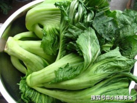 腌酸菜时，别直接放盐腌制，多加1步，酸菜更加脆爽