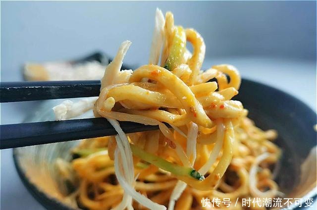 做凉面时,煮熟后过凉是大错!大厨这样做,面条更筋道,更有嚼劲