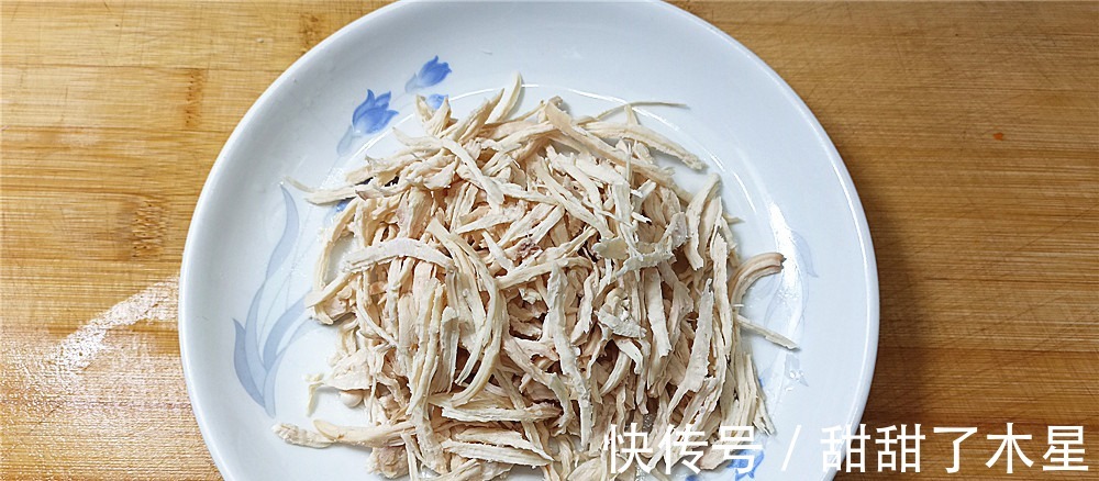 香菇|天热没有胃口给家人做一碗“金汤鸡丝面”,味道酸辣特别好吃!