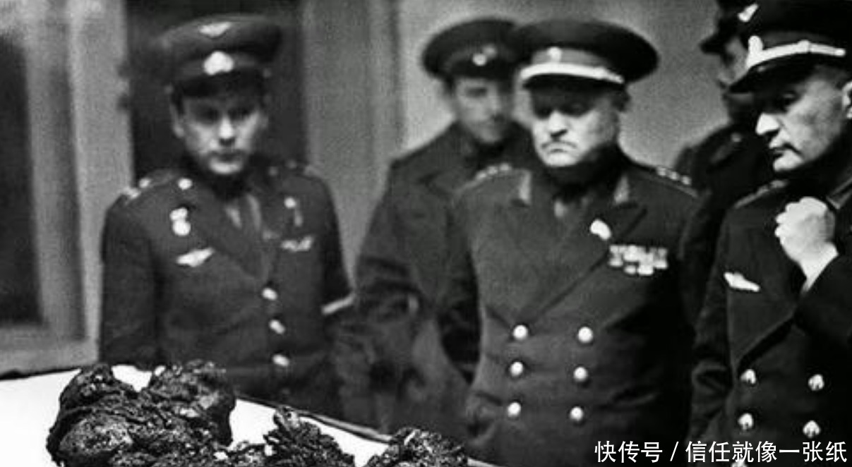 宇航员 首个在太空遇难的人,因降落伞操作失灵,最后回到地球只剩根腿骨!