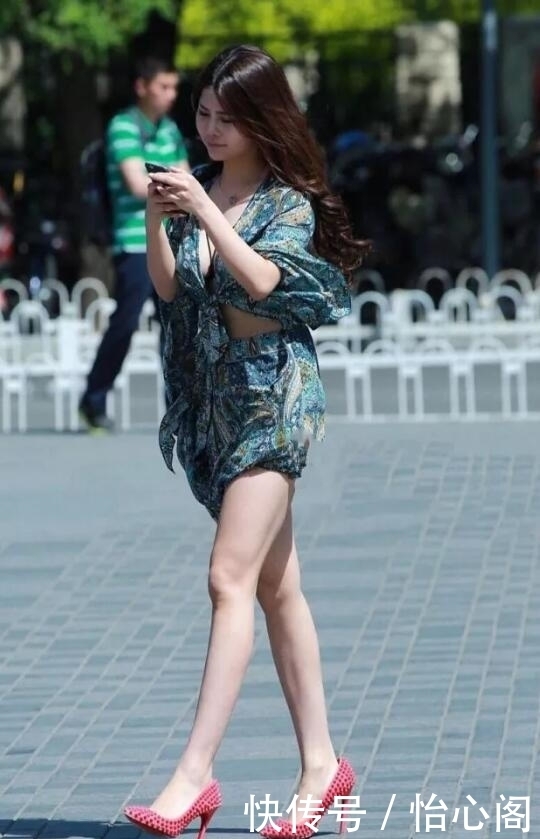 双腿|街拍:高颜值的小姐姐,戴着墨镜穿着短裙,秀出白皙双腿好迷人