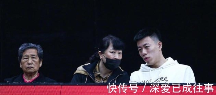 世界锦标赛|张镇麟的妈妈,来现场给儿子助威!芳姨曾流泪搂着周琦说:大宝!