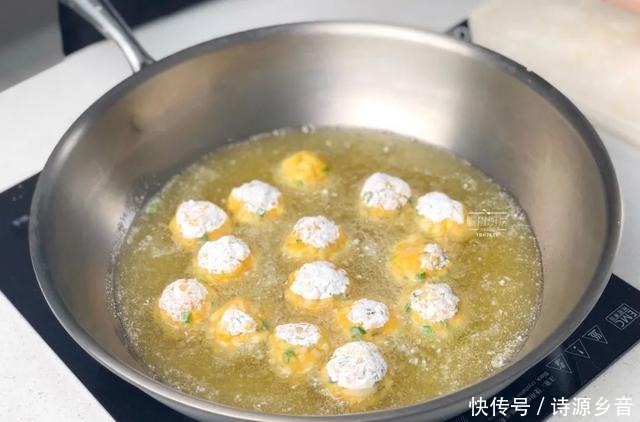 冰箱|冰箱里的剩馒头,换个花样做,外酥里嫩,个个金黄,简直好吃上天