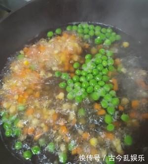 谁说鸡胸肉没美味，营养的鸡胸肉加上丰富蔬菜，鸡胸肉炒三丁