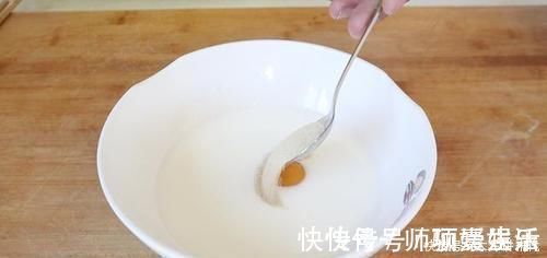 做饼时，别再用水和面了，试试新吃法，不揉面不擀面，比吃肉还香