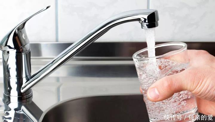饮品|儿童该如何健康饮水,医生给出了忠告,白开水才是最佳饮品