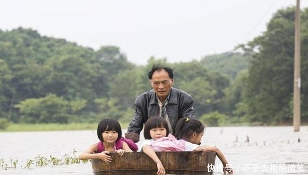 自行车|别人家的爷爷火了,为防孙女吹风感冒,给自行车装上“全景天窗”