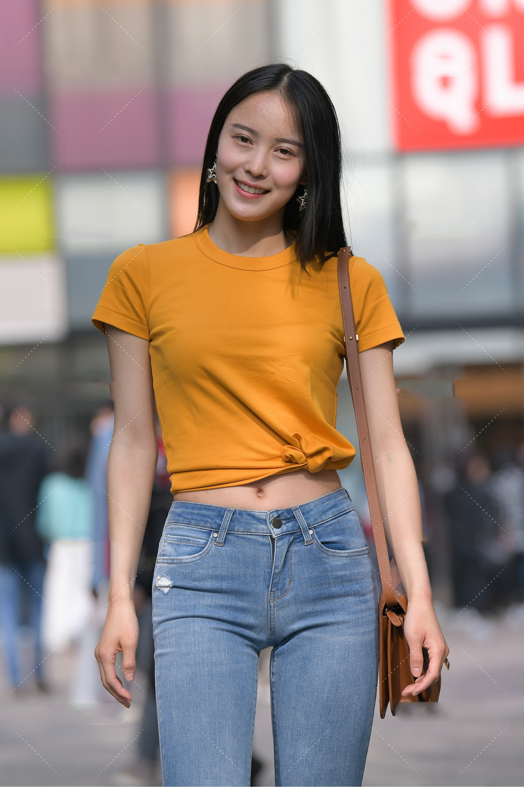 牛仔裤|橘黄色修身短T搭配浅色牛仔裤，青春活泼，满满的校园风