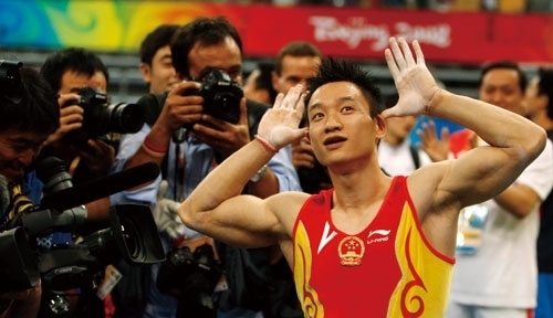 奥运冠军杨威全家罕见出现,11岁儿子身高