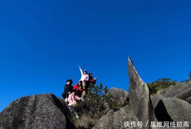 仙游石剑山，山顶一巨石形似利剑，有点霸气