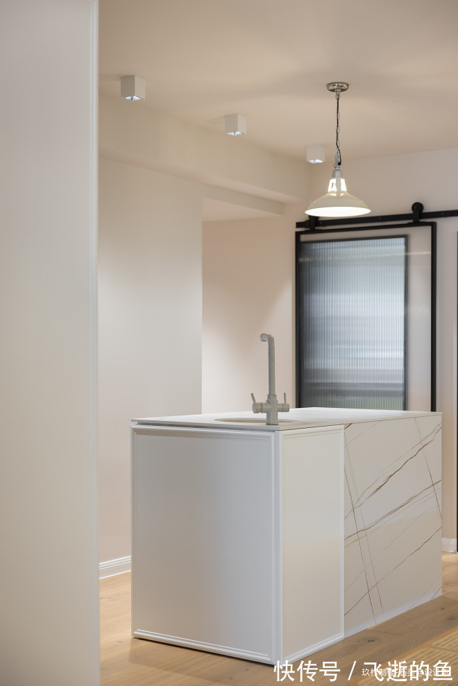 连通性|90㎡简约三居,秋日暖阳中的侘寂之美