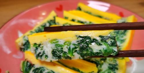 一把菠菜里打入6个鸡蛋，搅拌一下直接上锅蒸，简单营养又好吃