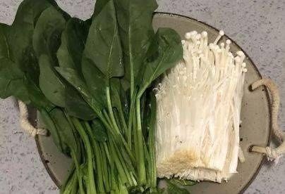 冬季，我常给家人做这菜，清爽可口，开胃又下饭，简单一拌就搞定